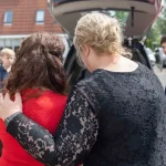 Linda van Altena helpt bij het dragen van de uitvaartkist